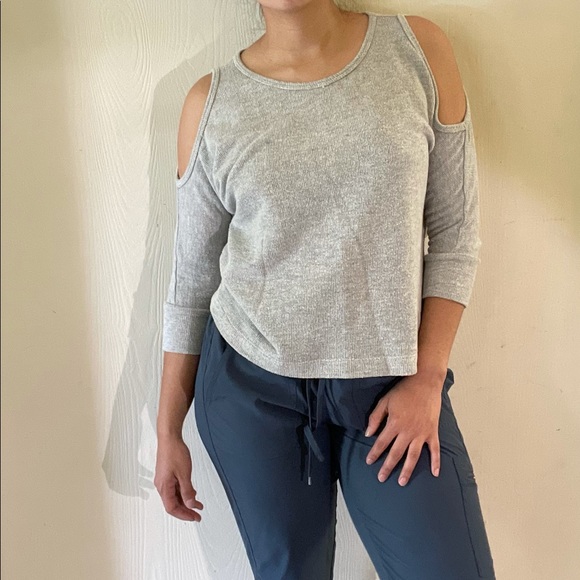 Shoulder Cut-out Sweater - Picture 2 of 4
